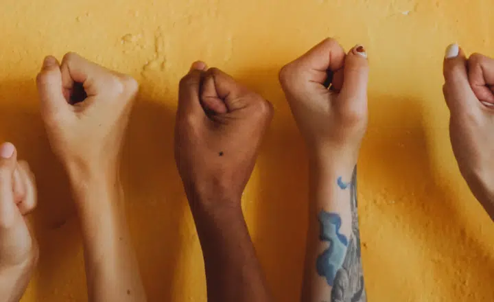 Saying of the day: Juegos de manos, juegos de villanos - Easy Español