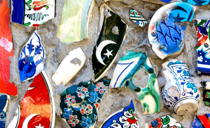 Saying of the day: Pagar los platos rotos - Learn Spanish - Study Spanish - Practice Spanish - Speak Spanish - Easy Español