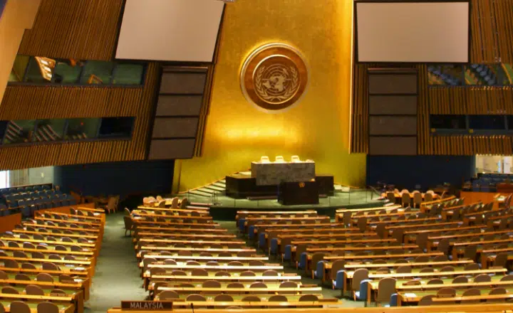 ¿Sabías que la pintura antibélica 'Guernica'que se encuentra en la ONU fue cubierta durante una conferencia de prensa de Colin Powell en 2003? - Easy Español