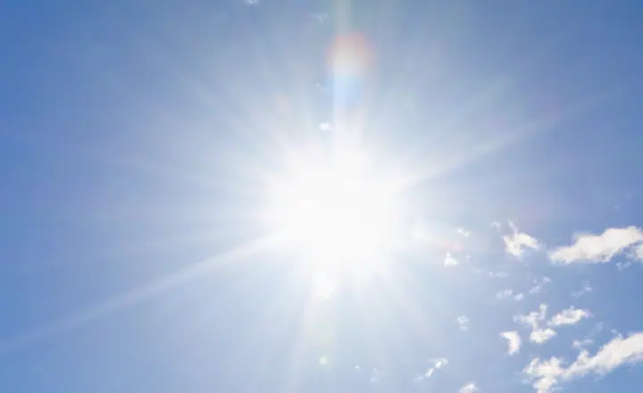 Saying of the day: No hay sábado sin sol, ni niña sin amor ni vieja sin dolor - Easy Español