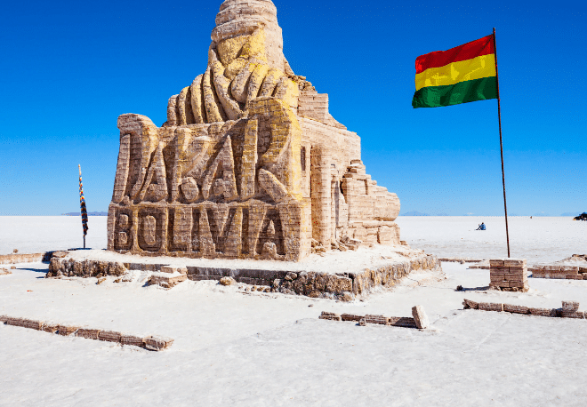 ¿Sabías que el Salar de Uyumi en Bolivia es el mayor desierto de sal del mundo? - Easy Español