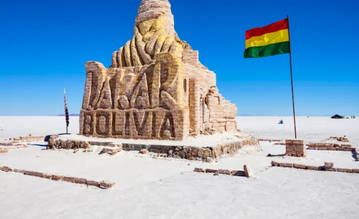 ¿Sabías que el Salar de Uyumi en Bolivia es el mayor desierto de sal del mundo? - Easy Español
