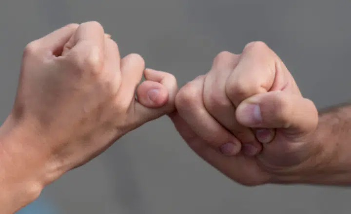 Saying of the Day: Lo prometido es deuda - Easy Español