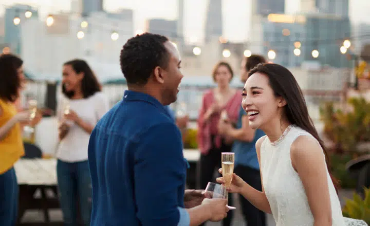 La palabra del día: verbo chacharear - Easy Español