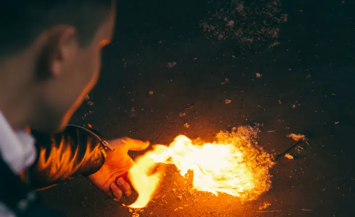 Saying of the day: Quien con fuego juega se quema - Easy Español