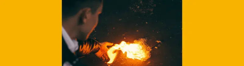 Saying of the day: Quien con fuego juega se quema - Easy Español