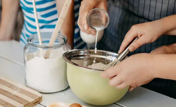 Saying of the day: Haciendo y deshaciendo se va aprendiendo - Easy Español