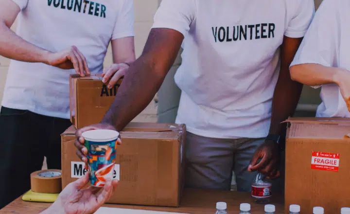 Saying of the day: Haz el bien sin mirar a quién - Easy Español