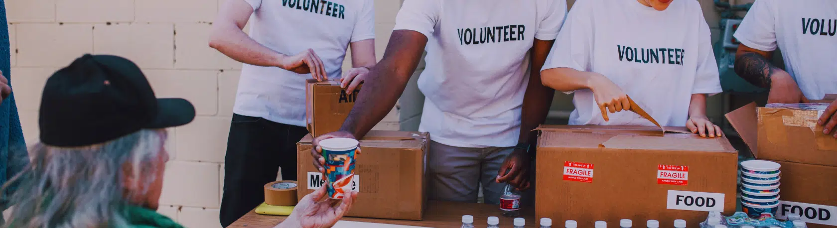 Saying of the day: Haz el bien sin mirar a quién - Easy Español