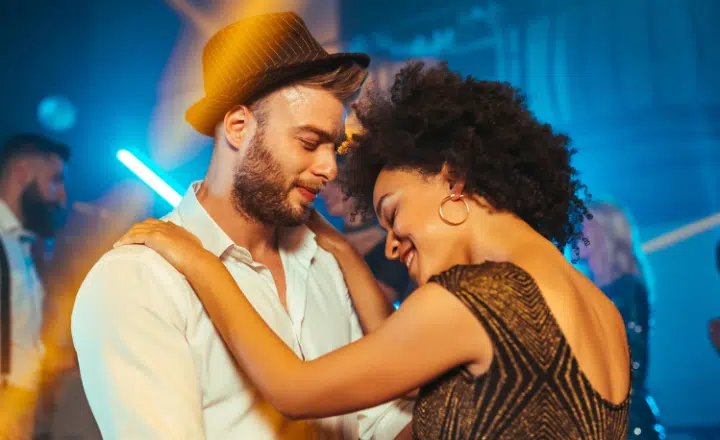 Work on your Spanish listening skills: El bolero, música para cantarle al amor - Spanish Podcast - Easy Español
