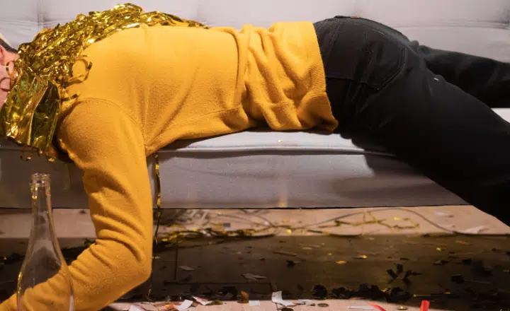 Find out how to use the curious Spanish idiom "Dormir la mona" - Speak Spanish - Learn Spanish - Easy Español