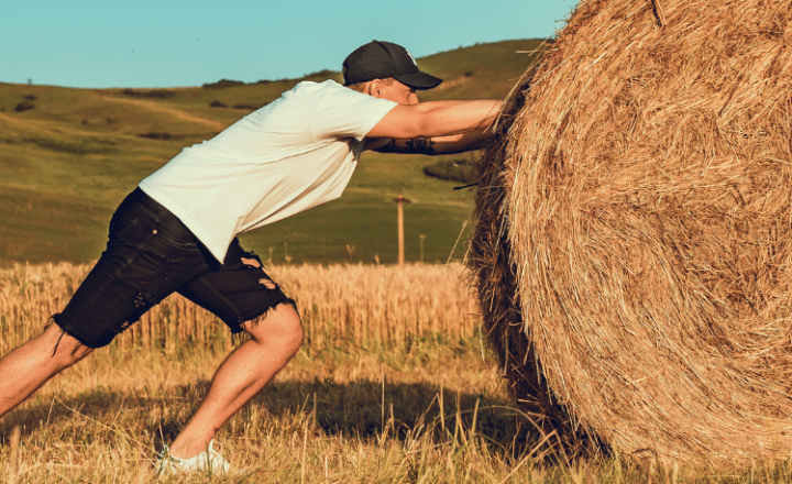 Add new Spanish expressions to your vocabulary: "A puras cachas" - Frase del Día - Spanish saying of the day - Learn Spanish - Practice Spanish - Speak Spanish - Study Spanish - Easy Español