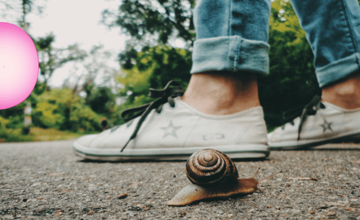 Spanish idiom: ESTIRAR EL CHICLE - Learn Spanish idioms - Learn Spanish - Spanish expressions - Study Spanish - Speak Spanish - Practice Spanish - Easy Español