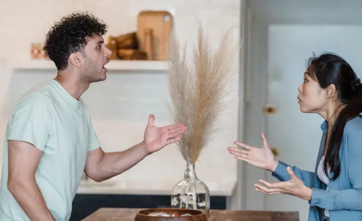 Spanish expression: Sacar los trapos sucios - Spanish phrases - Spanish idioms - Learn Spanish - Speak Spanish - Practice Spanish - Easy Español