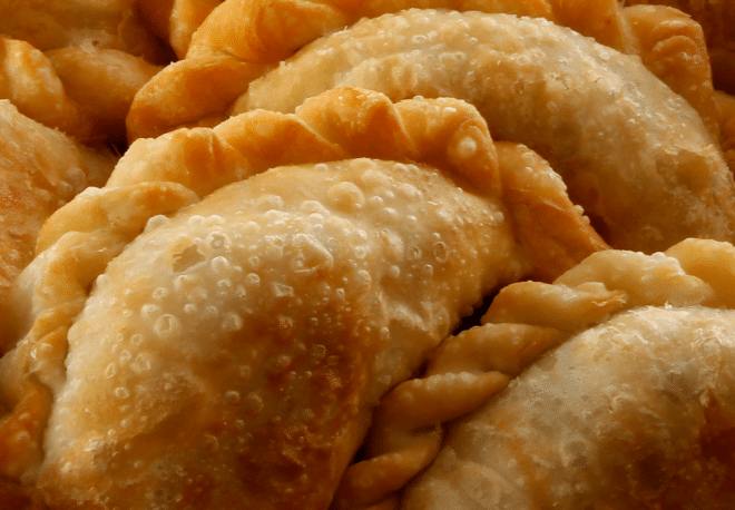 Tune in to our Spanish Podcast to learn about the fascinating history of LAS EMPANADAS - Spanish on the Go - Spanish listening - Spanish audios - Speak Spanish - Listen to Spanish - Practice Spanish - Easy Español