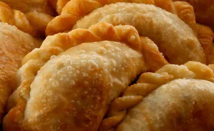 Tune in to our Spanish Podcast to learn about the fascinating history of LAS EMPANADAS - Spanish on the Go - Spanish listening - Spanish audios - Speak Spanish - Listen to Spanish - Practice Spanish - Easy Español