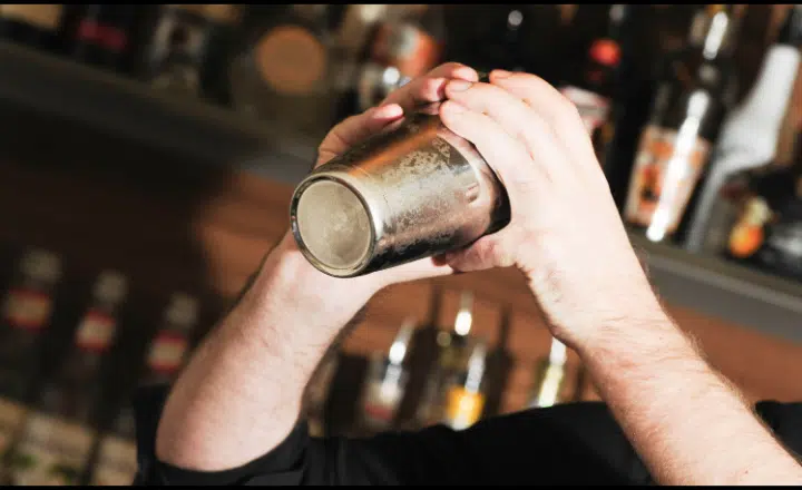 Spanish verb: Zarandear - Spanish Word of the Day - Palabra del Día - Spanish verbos - Spanish vocabulary - Learn Spanish - Speak Spanish - Study Spanish - Easy Español